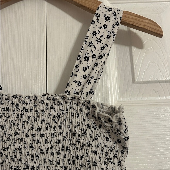 Urban Outfitters Black and White Floral Smocked Crop Top - Picture 2 of 5